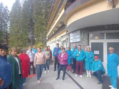Protest spontan al salariaţilor de la Sanatoriul de Nevroze Predeal / Sindicaliştii reclamă ”încălcarea în mod repetat a drepturilor salariaţilor de către managementul unităţii sanitare” / Nu le-au fost plătite salariile şi contribuţiile - FOTO