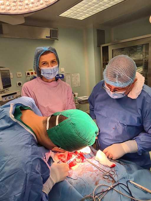 Intervenţie dificilă care vizează tratamentul tumorilor maligne ale gâtului, la Spitalul Clinic Judeţean de Urgenţă Bihor / Pacientul de 68 de ani s-a prezentat cu simptome de răguşeală, insuficienţă respiratorie şi dificultăţi la înghiţit