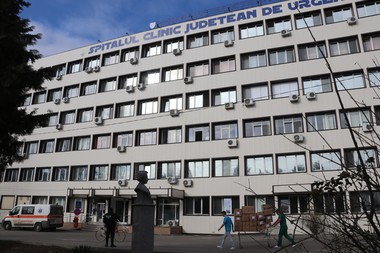 Pacient de 81 de ani cu anevrism de aortă abdominală, salvat de medicii de la Spitalul Judeţean Arad / Operaţia a durat peste patru ore, fiind extrem de dificilă 
