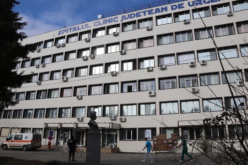 Pacient de 81 de ani cu anevrism de aortă abdominală, salvat de medicii de la Spitalul Judeţean Arad / Operaţia a durat peste patru ore, fiind extrem de dificilă 