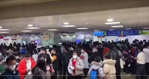 Spitalele din Beijing sunt copleşite de un val de boli respiratorii în rândul copiilor. Cozi şi chiar şi 13 ore de aşteptare pentru un consult la medic. Ce spune OMS - VIDEO