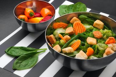Trecerea la o dietă mai sănătoasă ar putea adăuga zece ani la speranţa de viaţă, sugerează un studiu
