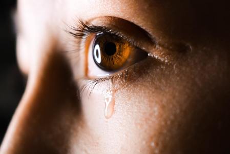 Lacrimile omului conţin o substanţă care atenuează agresivitatea - studiu