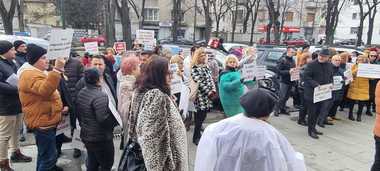 Protest al medicilor de familie şi din ambulatorii, în faţa Prefecturii Timiş