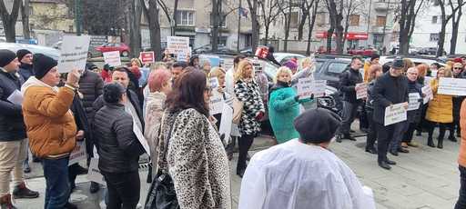 Protest al medicilor de familie şi din ambulatorii, în faţa Prefecturii Timiş