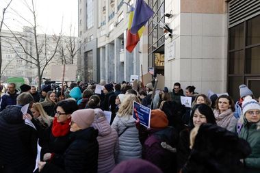 Protest al medicilor de familie, în faţa Casei Naţionale de Asigurări de Sănătate / Mesajele transmise premierului de către protestatari - FOTO