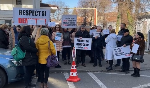 Protest la sediul Casei de Asigurări de Sănătate Prahova - Medicii unei policlinici care oferă consultaţii în ambulatoriu reclamă scăderea veniturilor 