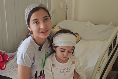 Iaşi: Fetiţă de trei ani, diagnosticată cu o tumoare severă, salvată de medici / Fetiţa a fost transferată de la Botoşani, cu dureri severe de cap, vărsături şi tulburări de vedere / Intervenţie chirurgicală extrem de dificilă

