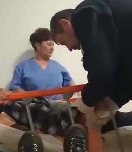 Paznic de la Spitalul Brăila, filmat când leagă de pat un pacient / O infirmieră afirmă că bărbatul ar trebui dus ”la nebuni” / Anchetă internă în Unitatea de Primiri Urgenţe şi dosar penal deschis de poliţişti - VIDEO