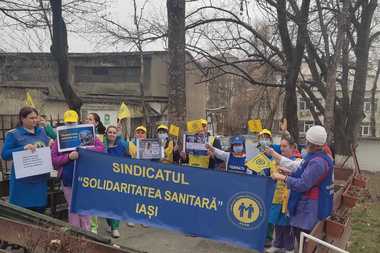 Sute de sindicalişti din Sănătate au pichetat sediile unităţilor medicale / Activitatea nu a fost întreruptă, protestul având loc în pauza de masă - FOTO