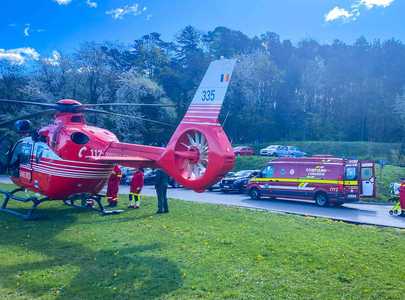 Bebeluş în vârstă de doar 8 ore, transportat de urgenţă de la Bistriţa la Cluj-Napoca cu un elicopter SMURD