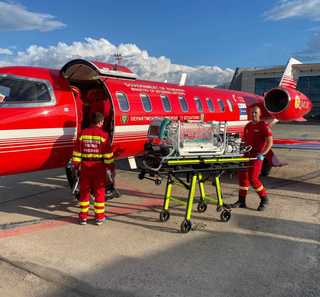 Bebeluş în vârstă de doar o zi, transportat de urgenţă de la Timişoara la Bucureşti cu un avion SMURD