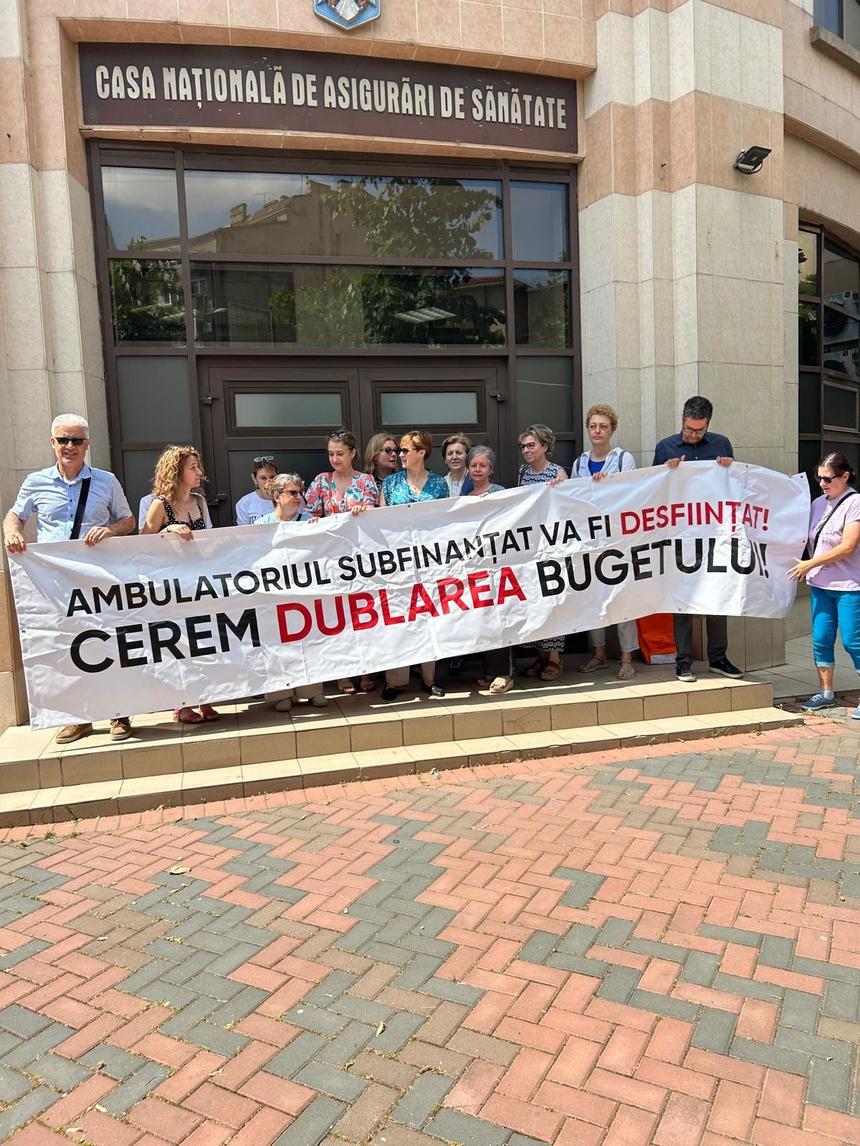 Medici din cadrul Ambulatoriului de specialitate au pichetat sediul CNAS şi au cerut dublarea bugetului şi creşterea valorii punctului pe servicii / Ei afirmă că acest domeniu este subfinanţat - FOTO
