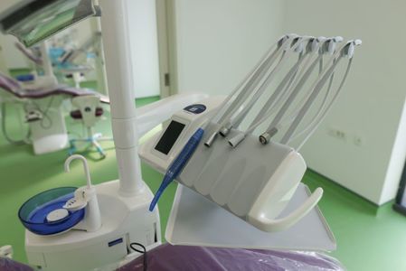 Chirurg maxilo-facial: În momentul când un dinte lipseşte, practic osul din zona respectivă începe să dispară / Dinţii vecini se vor înclina ca să ocupe spaţiul respectiv

