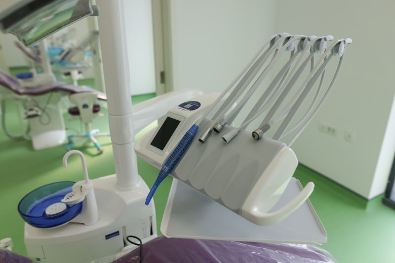 Chirurg maxilo-facial: În momentul când un dinte lipseşte, practic osul din zona respectivă începe să dispară / Dinţii vecini se vor înclina ca să ocupe spaţiul respectiv

