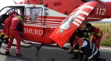 Vaslui: Tânărul care s-a aruncat de la etajul al patrulea al unui bloc, transferat la Iaşi

