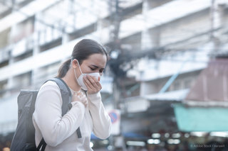 Expunerea la poluarea aerului în copilărie, asociată direct de simptomele bronşitei la adulţi