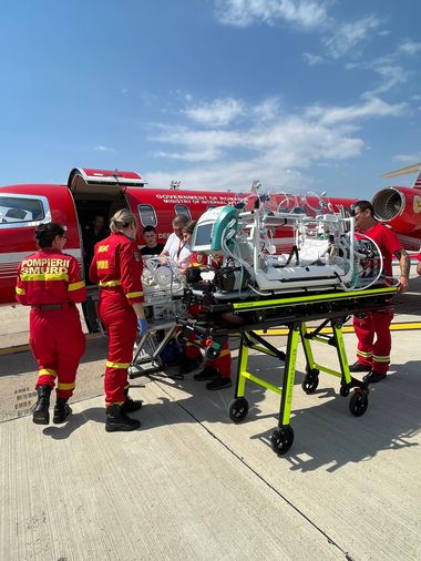 Bebeluşi în stare gravă, transportaţi de la Oradea şi Timişoara către Bucureşti cu avionul SMURD - FOTO

