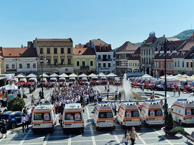 Eveniment pentru marcarea a 118 ani de la înfiinţarea Serviciului de Ambulanţă, la Braşov – Defilare cu 60 de echipaje / Rafila: Ambulanţa, pilonul principal al asistenţei medicale prespitaliceşti / Rogobete: Voi sunteţi sistemul integrat!