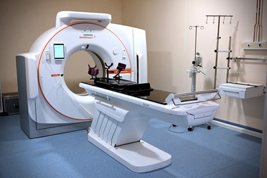 Laborator de Radioterapie la Spitalul Municipal Ploieşti - O echipă formată din 4 medici radioterapeuţi, 4 fizicieni şi 16 asistenţi va lucra în noul laborator / Fost manager spital: Bolnavii noştri se înscriau pe liste de aşteptare lungi, la Bucureşti

