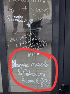 ALEGERI PREZIDENŢIALE 2025 – Sandra Alexiu, de Ziua Internaţională a medicului de familie – 19 mai – Un cadou minunat, dar greu am primit de ziua noastră / Mesaj scris pe un geam de la Primăria Capitalei - FOTO