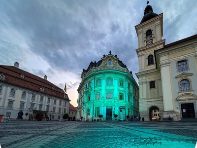Clădirea Primăriei Sibiu, iluminată în culoarea turcoaz, de Ziua internaţională pentru conştientizarea bolii Batten / Ce este boala şi cât de des apare – FOTO