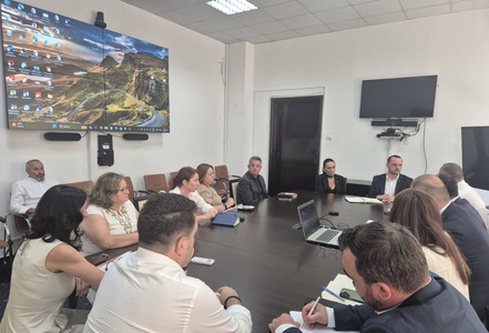 Alexandru Rogobete: România dispune de suficiente stocuri de soluţii perfuzabile pentru a asigura continuitatea activităţii din unităţile sanitare / Spitalul Judeţean Braşov, aprovizionat cu ser fiziologic cu ajutorul Unifarm