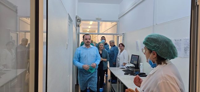 Alexandru Rogobete a vizitat Spitalul Municipal de Urgenţă ”Elena Beldiman” din Bârlad – La ATI, spre bucuria mea, nu am văzut nicio brăţară, niciun inel şi nicio unghie falsă pe mâinile personalului / Sprijin de la Ministerul Sănătăţii pentru unitatea me