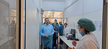 Alexandru Rogobete a vizitat Spitalul Municipal de Urgenţă ”Elena Beldiman” din Bârlad – La ATI, spre bucuria mea, nu am văzut nicio brăţară, niciun inel şi nicio unghie falsă pe mâinile personalului / Sprijin de la Ministerul Sănătăţii pentru unitatea medicală