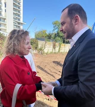Ministrul Sănătăţii a cunoscut-o pe sora pacientei internate la Floreasca, cu arsuri grave, şi transferată apoi în Belgia cu infecţii/ Rogobete: Am trăit cea mai puternică emoţie de când sunt ministru / Am simţit ruşinea că s-a putut întâmpla aşa ceva