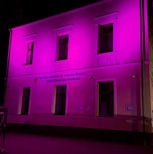 Clădirea Secţiei Oncologie medicală a Spitalului Clinic Judeţean de Urgenţă Bistriţa, iluminată în roz, pentru a aduce în atenţie lupta împotriva cancerului mamar / Recomandările medicilor