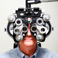 Un implant ocular a redat vederea la pacienţi cu degenerescenţă maculară legată de vârstă
