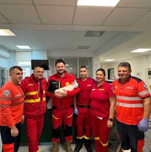 Intervenţie contracronometru în judeţul Prahova, pentru salvarea unei femei care a născut acasă singură şi a bebeluşului ei / O vecină a sunat la 112, iar o asistentă din Dispeceratul ISU-SAJ a ghidat acordarea de îngrijiri până la sosirea echipajelor