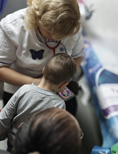 Medic pediatru, despre guturaiul la copii: Cea mai facilă patologie respiratorie şi cea mai frecventă / Semne de alarmă la care trebuie să fie atenţi părinţii / Recomandări

