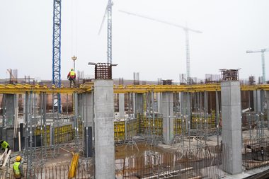 Ministrul Sănătăţii, vizită pe şantierul Spitalului Regional Craiova – Sunt finalizate cele două subsoluri şi se lucrează la parter, inclusiv pe timpul nopţii / Unitatea va deservi întreaga Regiune de sud-vest / Când încep lucrările la Iaşi şi Cluj

