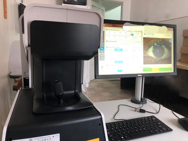 Spitalul Judeţean Arad are un nou biometru optic, care permite măsurarea cu acurateţe a unor parametri oculari/ Aparatul performat a fost achiziţionat în urma unei investiţii de peste 300.000 de lei