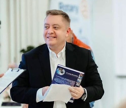 Stomatologul Ovidiu Lungu: Nu avem nicio oprelişte referitor la rapiditatea lucrărilor pe implanturi / Dinţi definitivi sau provizorii pot fi gata în aceeaşi zi / Aproape toată populaţia din România are probleme cu dinţii