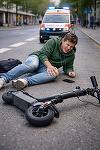 Ministrul Sănătăţii anunţă ”o creştere semnificativă” a numărului de accidente cu trotinete electrice: 2.751 de oameni au ajuns anul trecut la Urgenţă / De la începutul anului deja 89 de persoane au fost rănite, 9 având nevoie de intervenţii chirurgicale