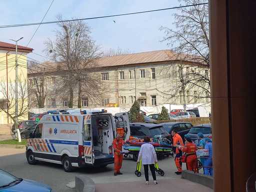 Copilul de 5 luni rănit în accidentul din judeţul Neamţ, în stare gravă / A suferit politraumatism sever, arsuri de gradele II, III şi IV şi traumatism craniocerebral cu contuzii hemoragice / Stabilizat la Bacău a fost transferat la Bucureşti

