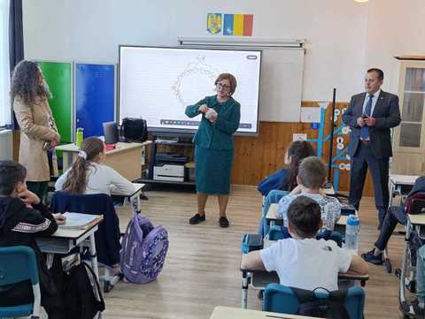 Nou program de educaţie pentru sănătatea orală, lansat de Colegiul Medicilor Stomatologi - Peste 1.500 de copii din mediul rural vor învăţa cum să îşi îngrijească dinţii corect / 66,3% dintre copii se confruntă cu carii dentare



