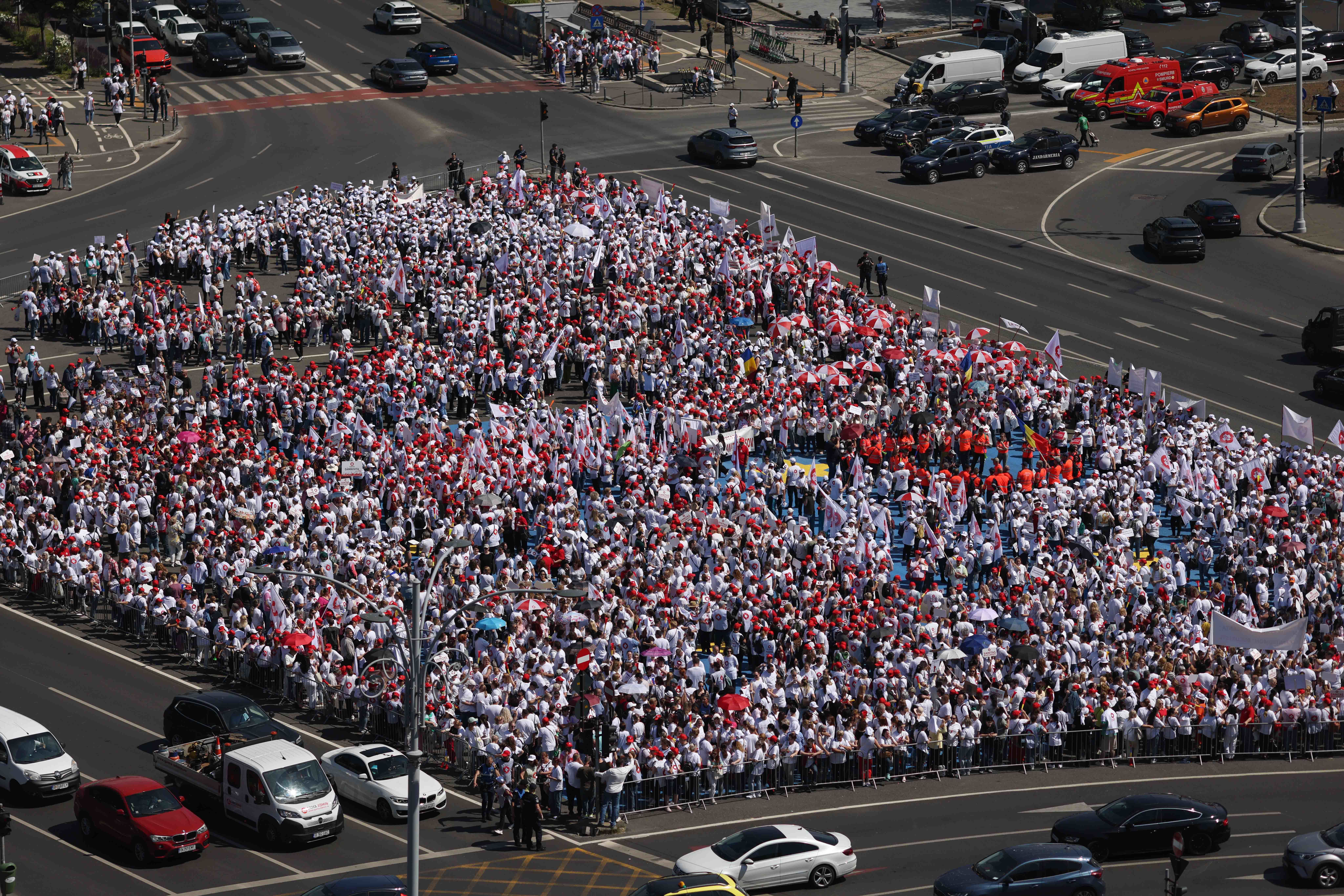 UPDATE - Proiectul legii salarizării unitare – Sindicaliştii SANITAS protestează la Bucureşti / Protestatarii, nemulţumiţi de scăderea veniturilor/ Protestatarii au ajuns la Palatul Parlamentului - FOTO