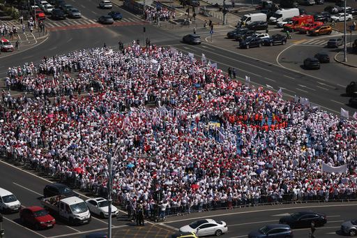 UPDATE - Proiectul legii salarizării unitare – Sindicaliştii SANITAS protestează la Bucureşti / Protestatarii, nemulţumiţi de scăderea veniturilor/ Protestatarii au ajuns la Palatul Parlamentului - FOTO