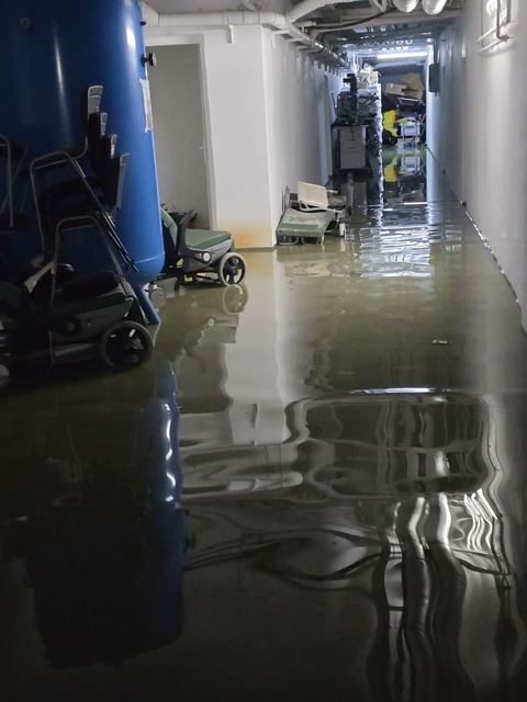Pagube însemnate la Spitalul Judeţean Focşani, din cauza inundaţiilor – Au fost afectate subsolul, blocul alimentar, spălătoria, dar şi săli din blocul operator şi Urgenţă / Se cere intervenţia Ministerului Sănătăţii pentru alocarea de fonduri - FOTO