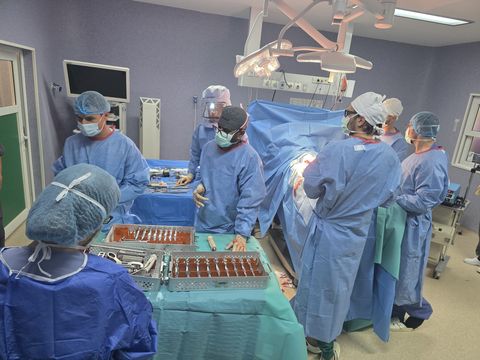 Intervenţie medicală complexă, la Spitalul Judeţean Timişoara - O tânără care suferea de o afecţiune severă şi-a simţit piciorul după mulţi ani de suferinţă