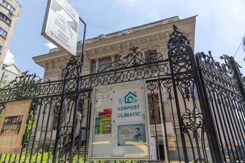 Primăria Bucureşti anunţă cea mai mare reţea de adăposturi climatice din România - 71 de instituţii publice, alături de 200 de sedii de farmacii, îşi deschid miercuri uşile pentru trecătorii care au nevoie de câteva clipe de revigorare