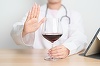 Un pahar de vin roşu pe zi, benefic pentru inimă? Un nou studiu încearcă să clarifice concluziile contradictorii privind beneficiile şi riscurile consumului de alcool