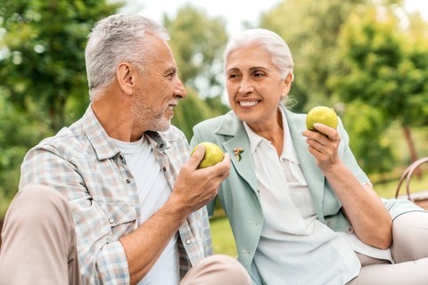 Alimentaţia sănătoasă rămâne importantă chiar şi după apariţia primelor modificări biologice asociate demenţei, potrivit unui nou studiu