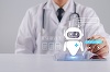 Chatboturile AI pot renunţa la recomandarea medicală corectă atunci când pacientul îşi minimalizează simptomele, avertizează experţii