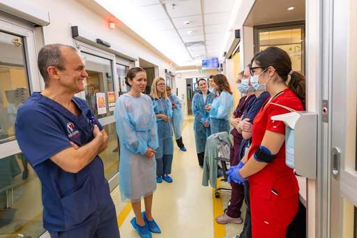 Partenera preşedintelui Nicuşor Dan, în vizită la două secţii de Neonatologie şi Terapie Iintensivă neonatală din Bucureşti – Mirabela Grădinaru: În spatele fiecărui copil care are nevoie de îngrijire se află medici şi oameni care nu renunţă