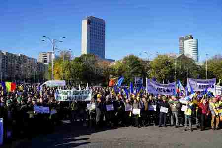 Câteva mii de persoane protestează la Guvern nemulţumite de recalcularea pensiilor. Oamenii reclamă „inechităţile” din sistem şi vor o întrevedere cu premierul Ciolacu